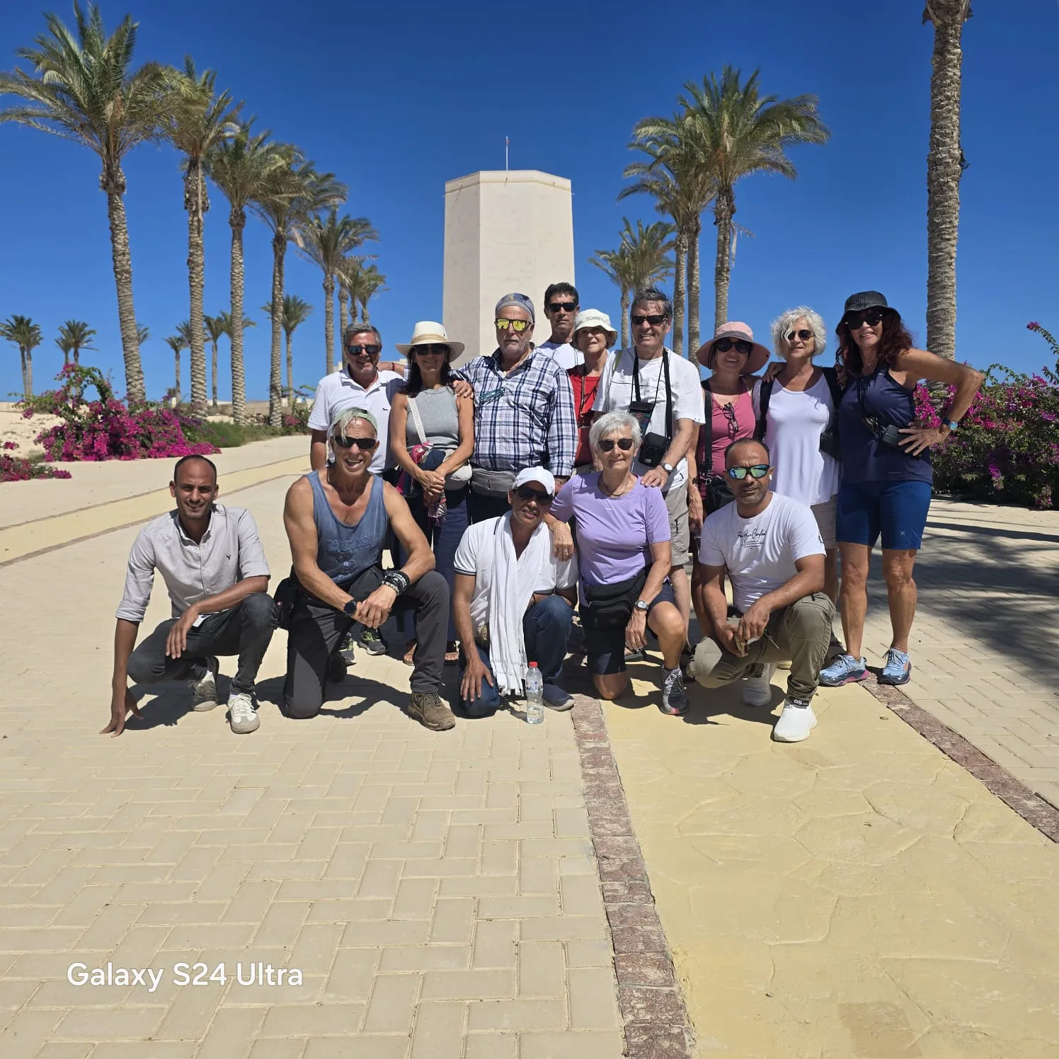 Viaggiatori al tramonto in Egitto