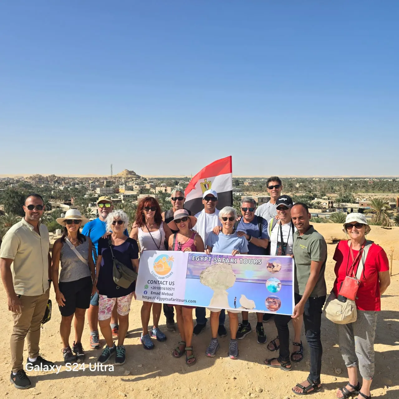 Viaggiatori italiani davanti alle piramidi in Egitto