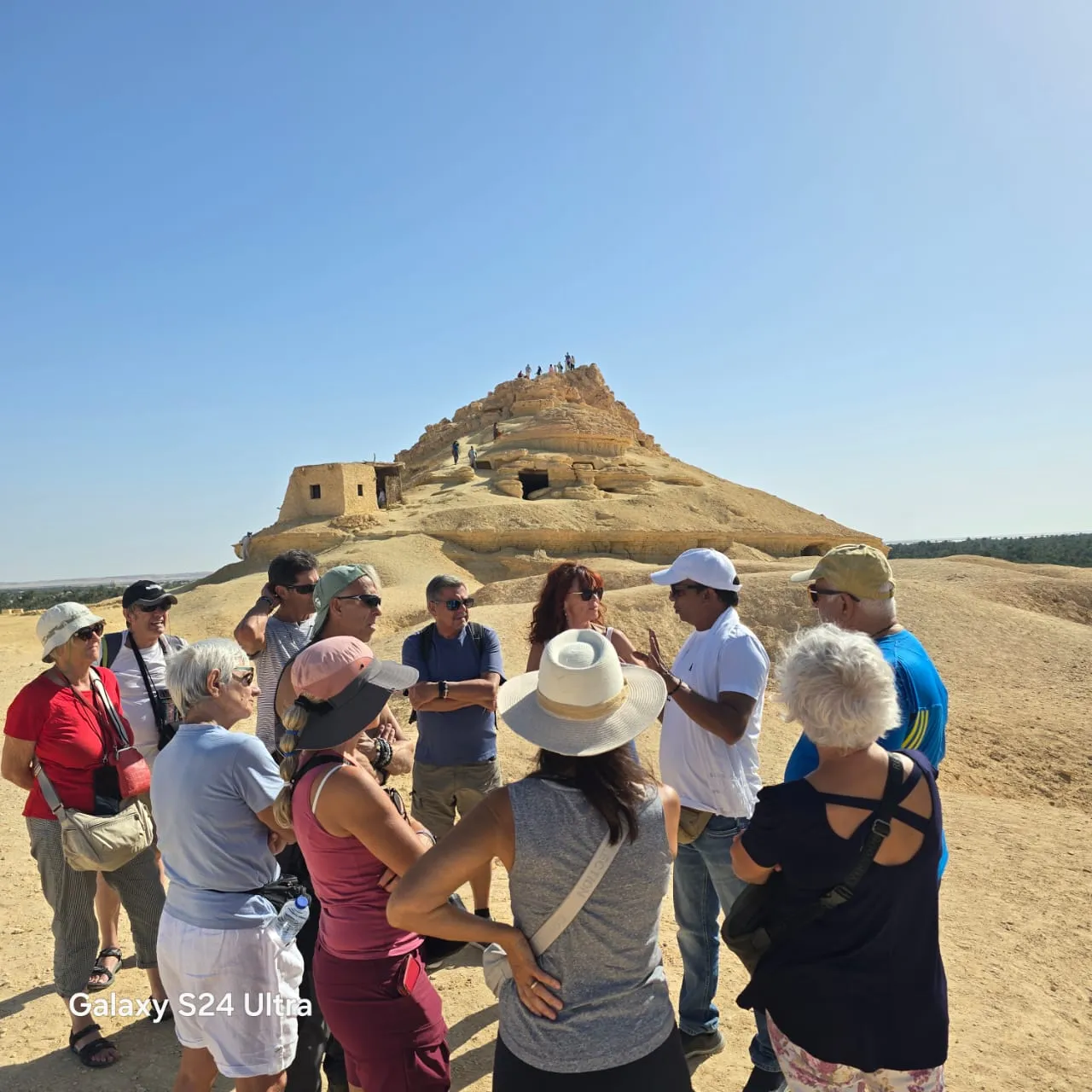 Foto davanti alle piramidi