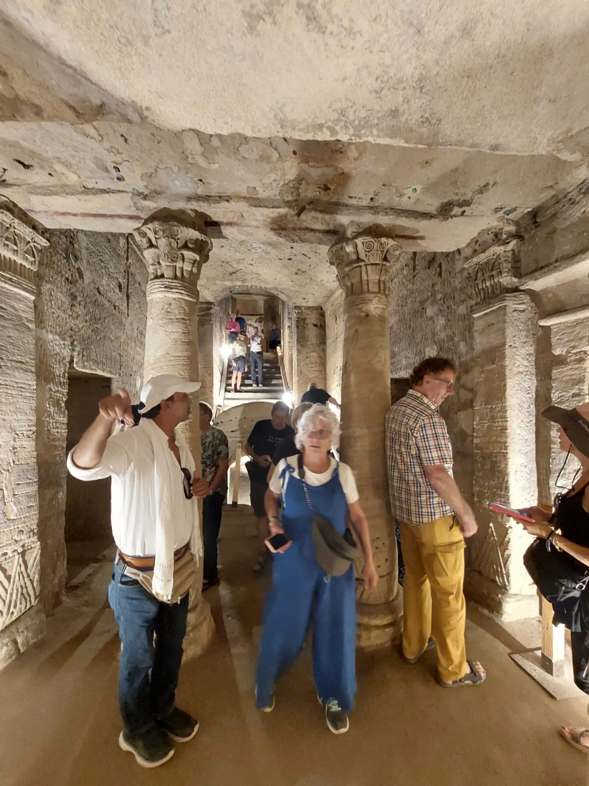 Gruppo davanti alle rocce del deserto