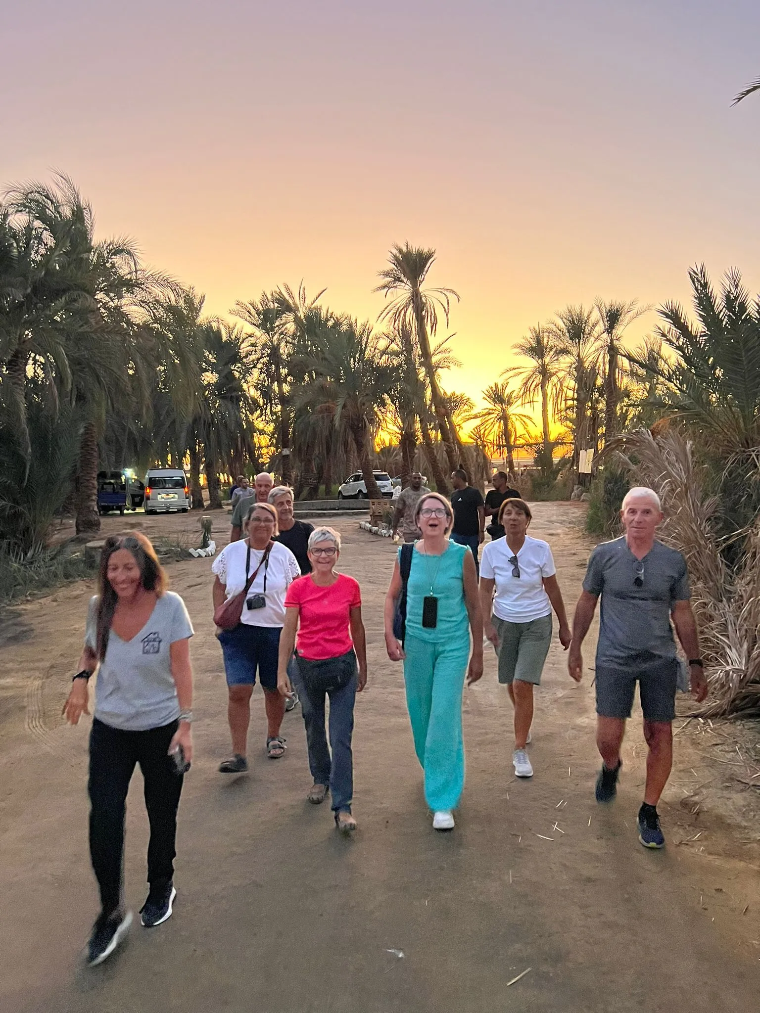 Viaggiatori esplorano l’Egitto